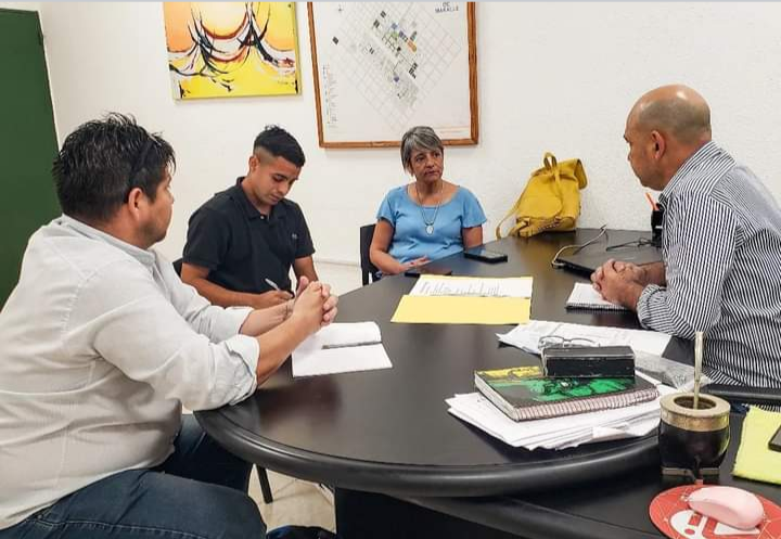 El intendente Marcelo Angione, acompañado por el subsecretario de educación, Matias Alegre, mantuvo una reunión con la Directora Regional VII, Silvia Tayara.