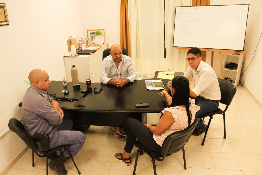 Reunión del ejecutivo municipal con autoridades de la localidad