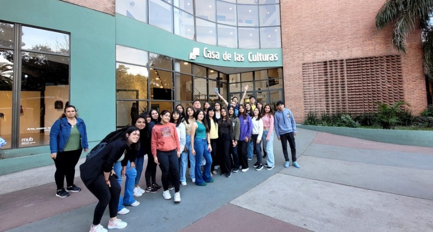Alumnos de 3er y 4to año de la E.E.S. N° 81 Juana Azurduy de Padilla de Makallé visitan lugares emblemáticos de Resistencia