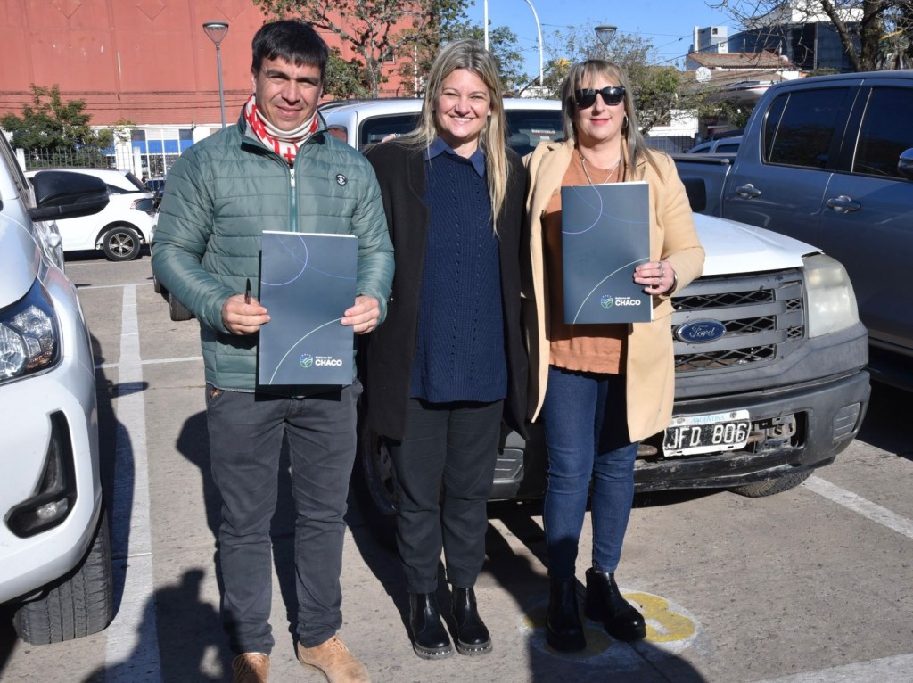 El gobierno provincial entregó vehículos recuperados a los municipios de La Verde y Colonia Popular