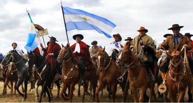 Tránsito controlado por la Cabalgata de la Fe en Ruta provincial 4 con intersección de Ruta Nacional 16 y provincial 9