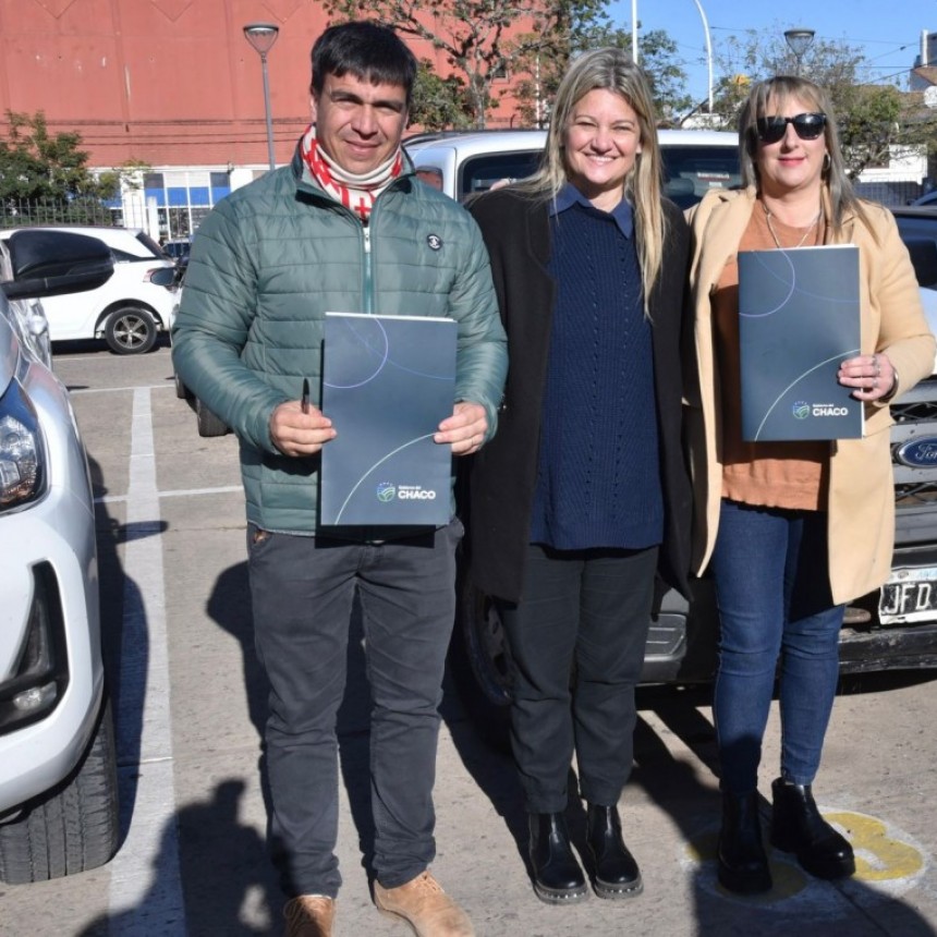 El gobierno provincial entregó vehículos recuperados a los municipios de La Verde y Colonia Popular