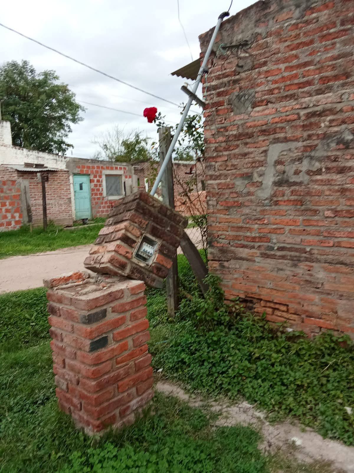 Vecina denuncia daños en su pilar de luz y reclama respuestas