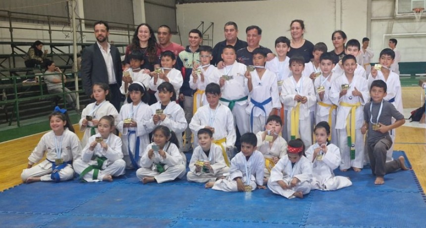 Gran actuación de taekwondistas de Makallé en Empedrado