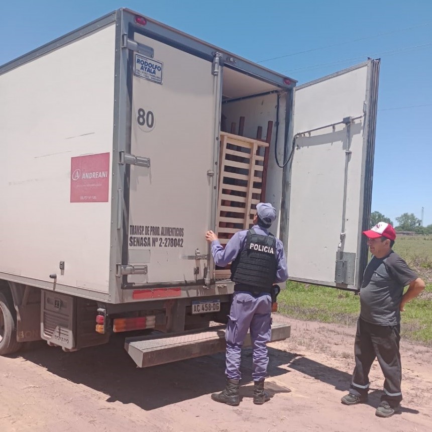 Policía de Makallé demora camión con muebles sin guía
