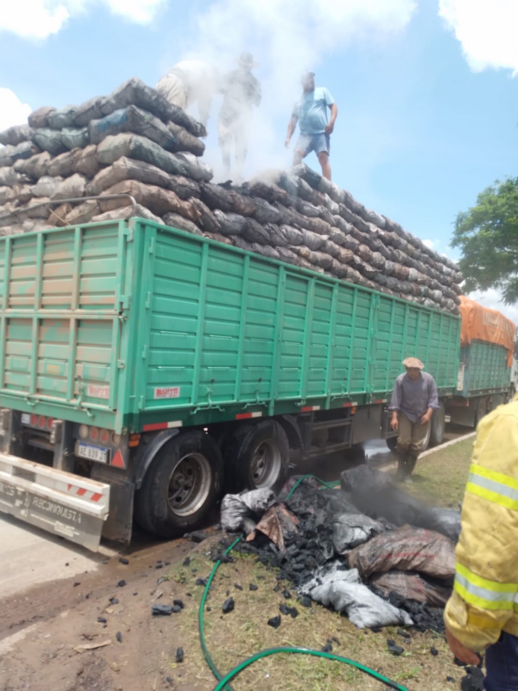 Principio de incendio en acoplado de camión cargado de carbón