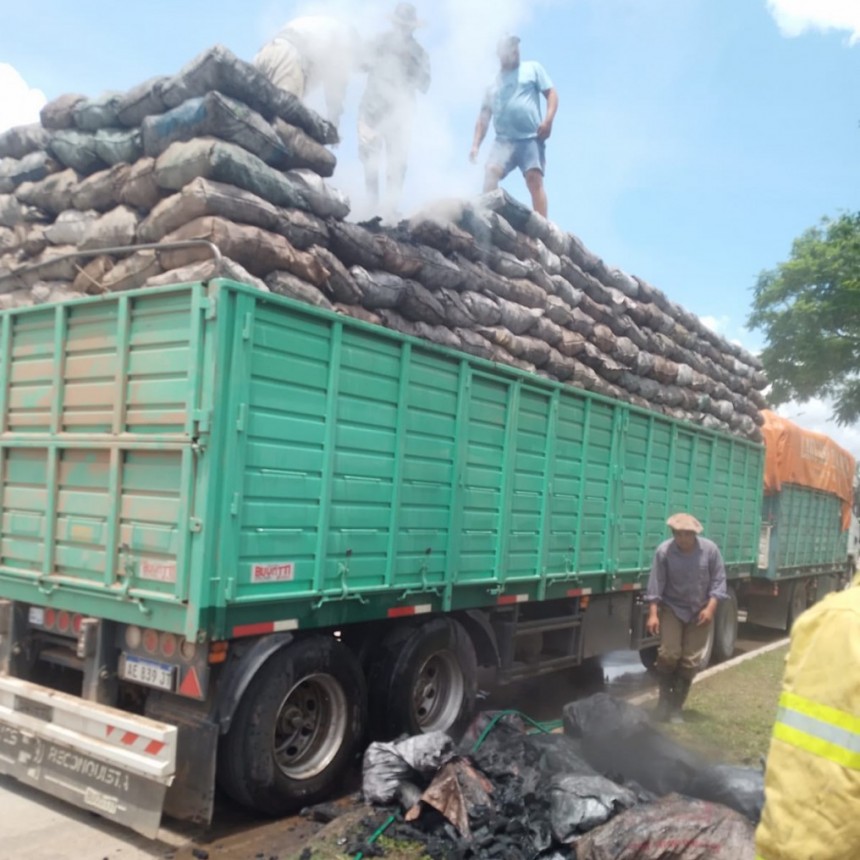 Principio de incendio en acoplado de camión cargado de carbón